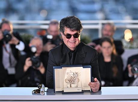 Altın Palmiye Ödülünü kazanan İranlı yönetmen Jafar Panahi oldu Altın Palmiye Ödülünü kazanan İranlı yönetmen Jafar Panahi oldu