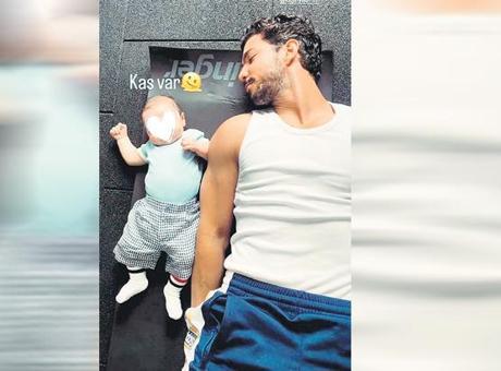 Baba-oğuldan spor pozu Baba-oğuldan spor pozu