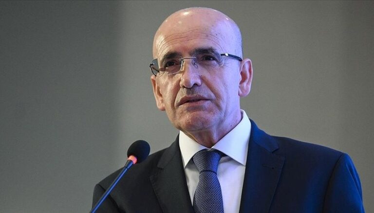 Bakan Şimşek: Azalan belirsizlik dezenflasyona katkı sağlayacak Bakan Şimşek: Azalan belirsizlik dezenflasyona katkı sağlayacak