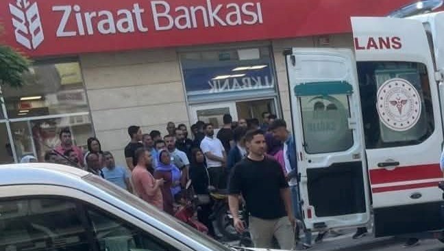 Banka müdürüne bıçak çekip paraları aldı Banka müdürüne bıçak çekip paraları aldı