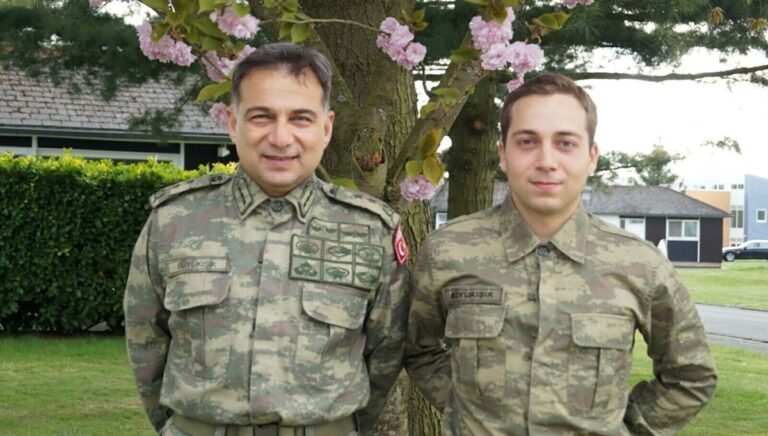 Bordo bereli babanın adalet arayışı: Oğlumu ya polis ya da inşaat sahipleri öldürdü Bordo bereli babanın adalet arayışı: Oğlumu ya polis ya da inşaat sahipleri öldürdü