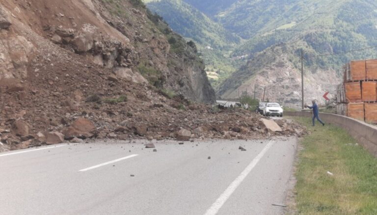 Gümüşhane’de şiddetli yağış sonrası heyelan Gümüşhane’de şiddetli yağış sonrası heyelan