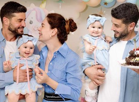 Haberler: Berk Oktay – Yıldız Çağrı Atiksoy çiftinin bebekleri Mira Milena 1 yaşına girdi Haberler: Berk Oktay – Yıldız Çağrı Atiksoy çiftinin bebekleri Mira Milena 1 yaşına girdi