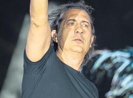 Hayranı için konserini uzattı Hayranı için konserini uzattı