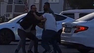İstanbul’da tekmeli yumruklu yol verme kavgası İstanbul’da tekmeli yumruklu yol verme kavgası
