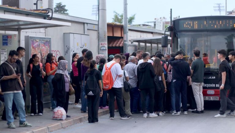 İzmir’de işçiler grevde: Toplu taşımada iş çıkış yoğunluğu İzmir’de işçiler grevde: Toplu taşımada iş çıkış yoğunluğu