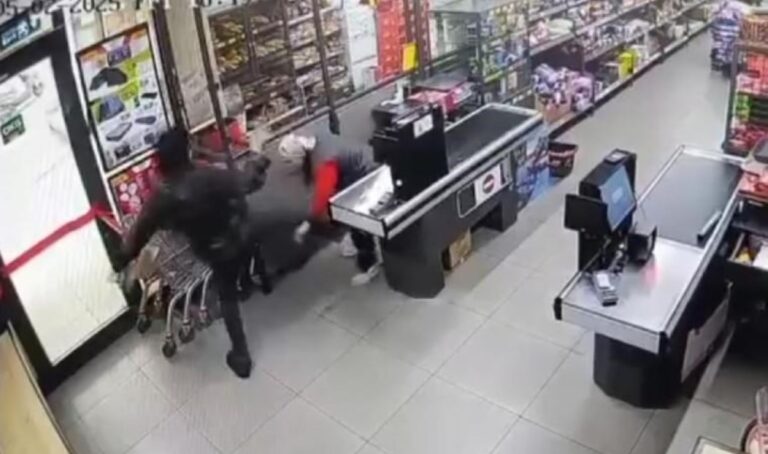 istanbul Bayrampaşa’da, zincir markette çalışan kadın kasiyer, yabancı uyruklu bir kişi tarafından feci şekilde darbedildi istanbul Bayrampaşa’da, zincir markette çalışan kadın kasiyer, yabancı uyruklu bir kişi tarafından feci şekilde darbedildi