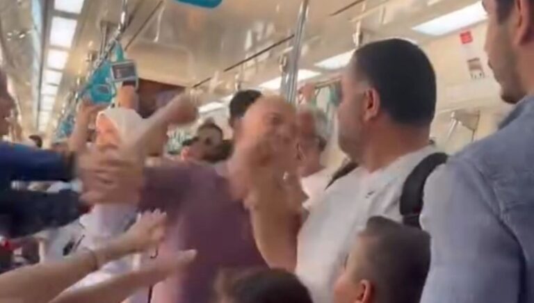 Marmaray’da yumruklu kavga: Çocuklarının yanında saldırdılar Marmaray’da yumruklu kavga: Çocuklarının yanında saldırdılar