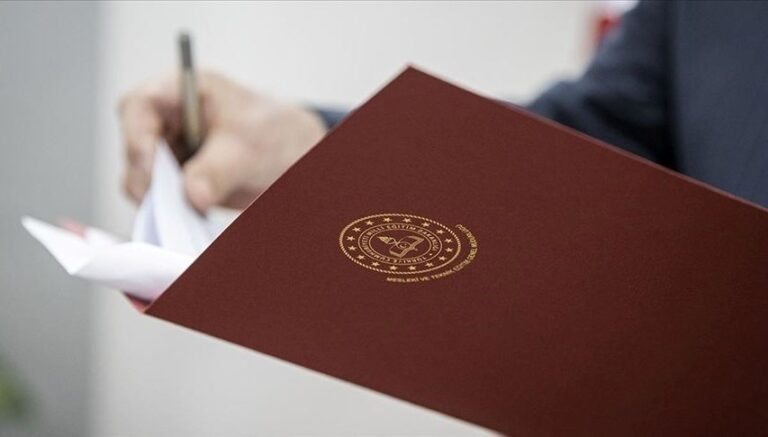 MEB, özel gereksinimli öğrencilerin aileleri için eğitim seti yayımladı MEB, özel gereksinimli öğrencilerin aileleri için eğitim seti yayımladı