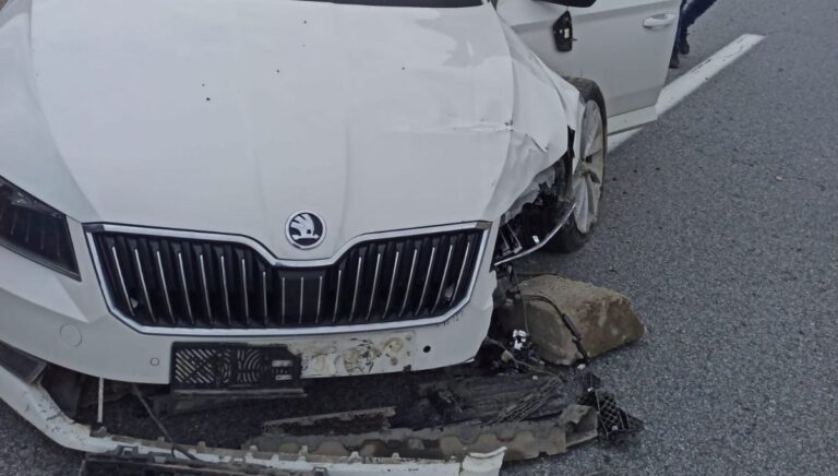 Otomobilin refüje çarpması sonucu 2 kişi yaralandı Otomobilin refüje çarpması sonucu 2 kişi yaralandı