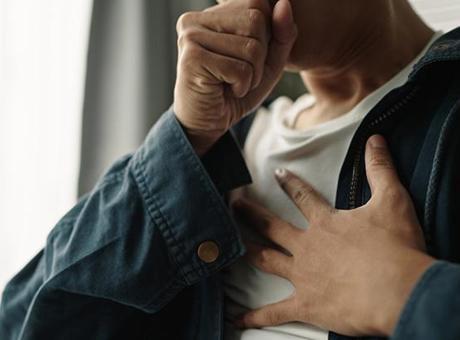 Reflü, kalp ağrısını taklit edebiliyor! İnatçı öksürüğünüzün nedeni olabilir Reflü, kalp ağrısını taklit edebiliyor! İnatçı öksürüğünüzün nedeni olabilir