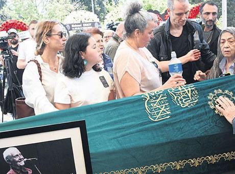 Şarkılarla uğurlandı Şarkılarla uğurlandı