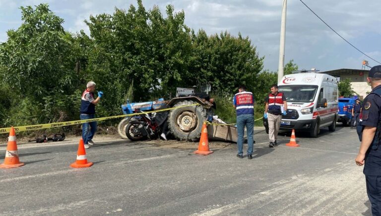 Traktörle motosiklet çarpıştı: 3 ölü Traktörle motosiklet çarpıştı: 3 ölü