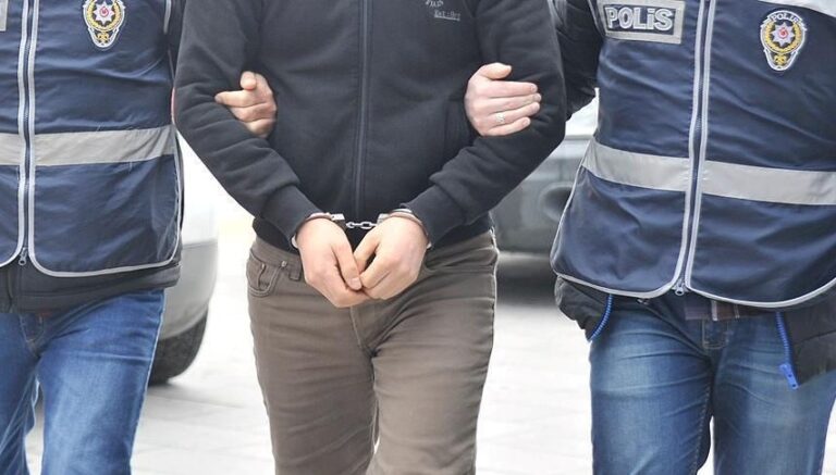 Van’da hırsızlık suçundan aranan 8 şüpheli yakalandı Van’da hırsızlık suçundan aranan 8 şüpheli yakalandı