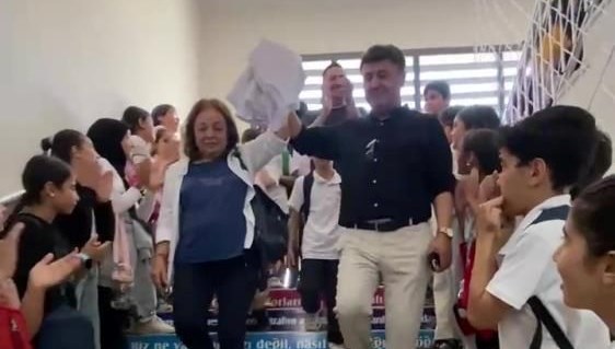 46 yıllık öğretmeni ağlatan veda 46 yıllık öğretmeni ağlatan veda