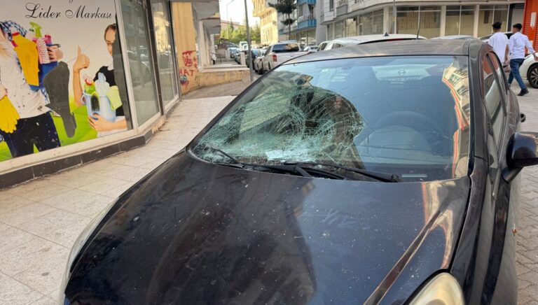 6 yaşındaki çocuk beşinci kattan otomobilin üzerine düştü 6 yaşındaki çocuk beşinci kattan otomobilin üzerine düştü