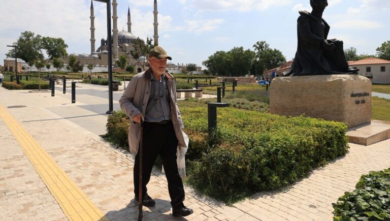81 yaşındaki filozof hurdacı: İki üniversite bitirdi, yine sınava girecek 81 yaşındaki filozof hurdacı: İki üniversite bitirdi, yine sınava girecek
