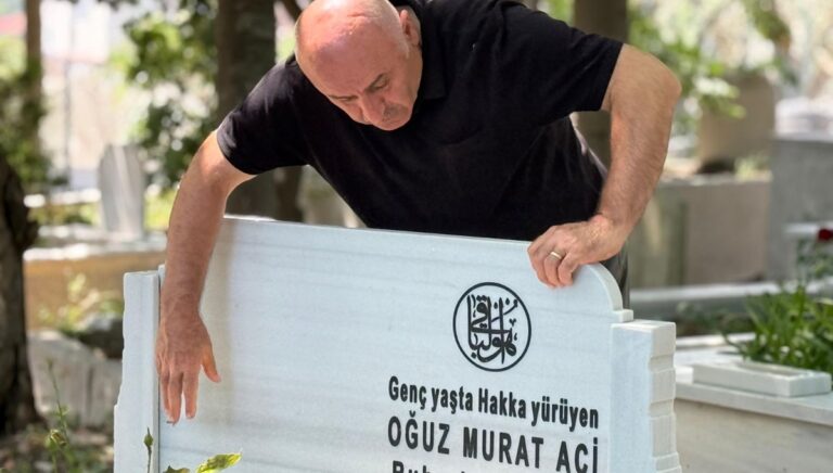 Aci ailesinin hüzünlü Babalar Günü Aci ailesinin hüzünlü Babalar Günü
