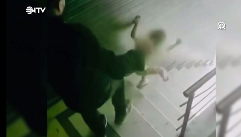 Acımasız baba, küçük kızına tekme atarak merdivenlerden yuvarladı Acımasız baba, küçük kızına tekme atarak merdivenlerden yuvarladı