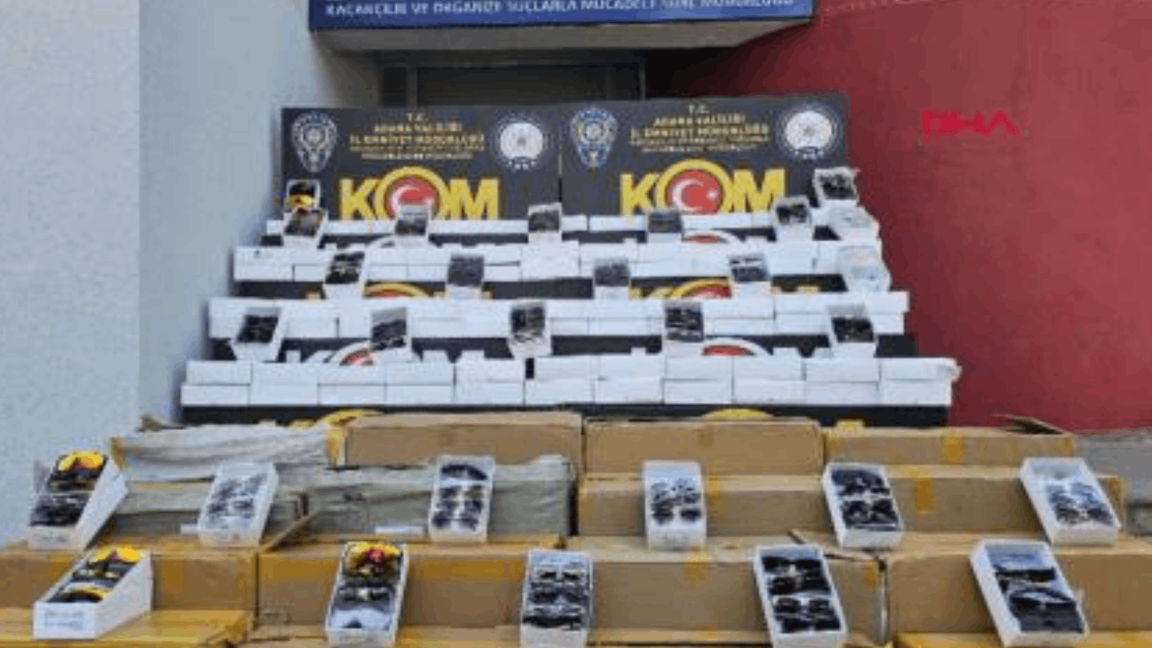 Adana’da 14 milyonluk kaçak telefon ve gözlük yakalandı Adana’da 14 milyonluk kaçak telefon ve gözlük yakalandı
