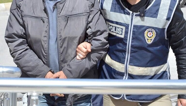 Adana’da 2 kişiyi darbeden kişi gözaltına alındı Adana’da 2 kişiyi darbeden kişi gözaltına alındı