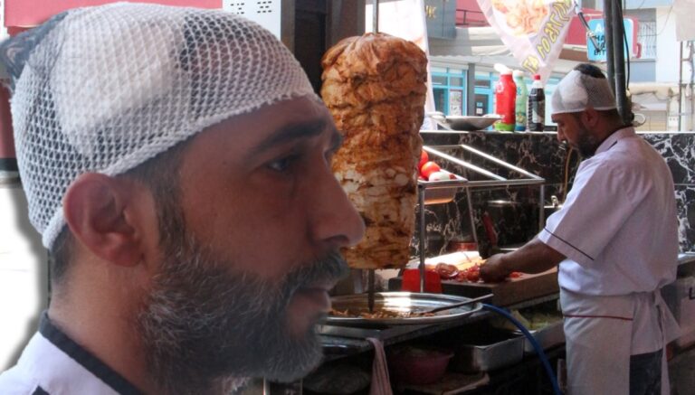 Adana’da akılalmaz olay: Döner keserken kanlar içinde yere yığıldı Adana’da akılalmaz olay: Döner keserken kanlar içinde yere yığıldı