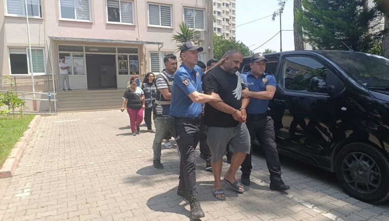 Adana’da dolandırıcılık operasyonu: 4 kişi tutuklandı Adana’da dolandırıcılık operasyonu: 4 kişi tutuklandı