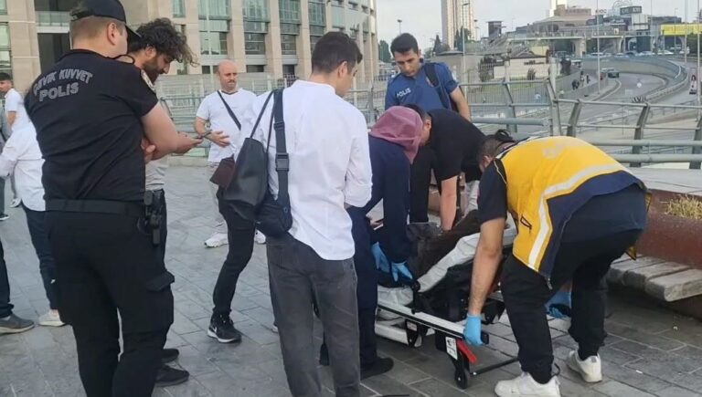 Adliye meydanındaki bariyerler personellerin üzerine devrildi Adliye meydanındaki bariyerler personellerin üzerine devrildi