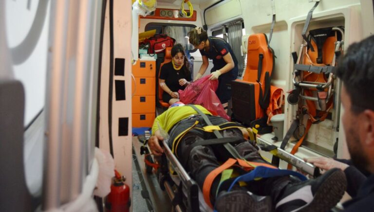 Aksaray’da feci kaza: 1’i ağır 8 yaralı Aksaray’da feci kaza: 1’i ağır 8 yaralı