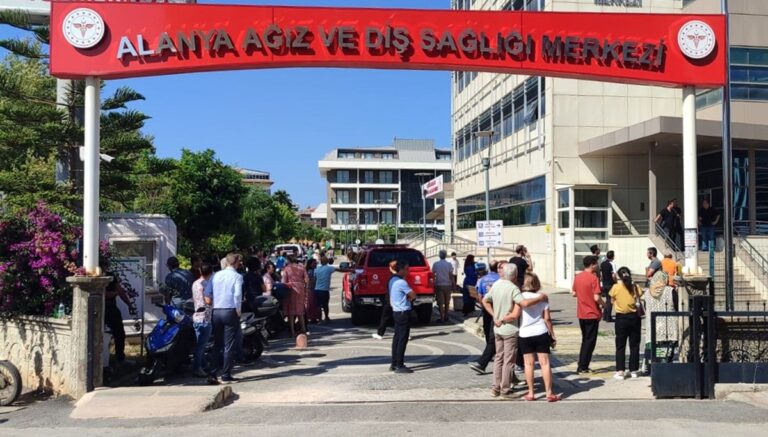 Alanya Ağız ve Diş Sağlığı Merkezi’nde yangın: Bina tahliye edildi Alanya Ağız ve Diş Sağlığı Merkezi’nde yangın: Bina tahliye edildi