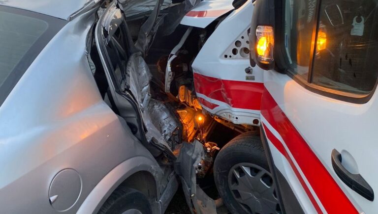 Ambulans ile çarpışan otomobildeki sürücü araçta sıkıştı Ambulans ile çarpışan otomobildeki sürücü araçta sıkıştı