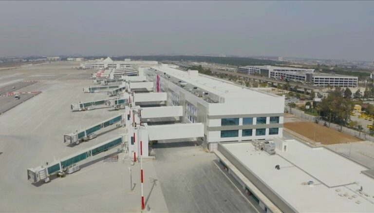 Antalya Havalimanı’nda asma tavan çöktü: 1 yaralı Antalya Havalimanı’nda asma tavan çöktü: 1 yaralı