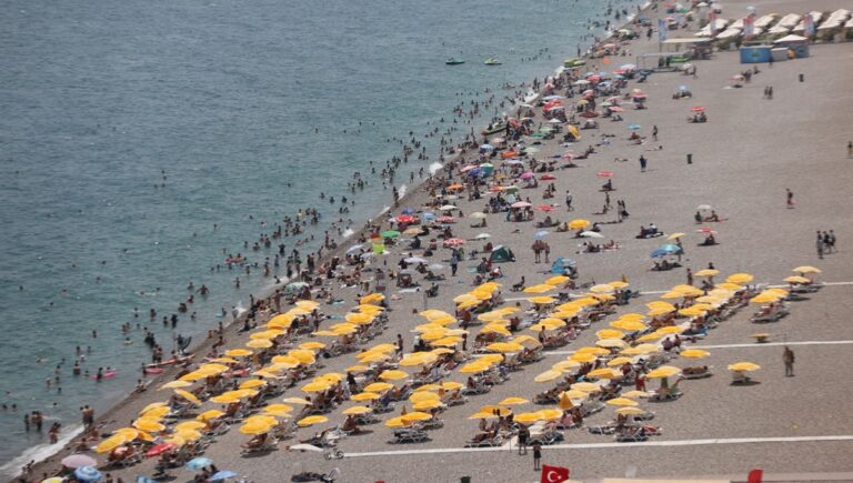 Antalya sahillerinde bayram kalabalığı Antalya sahillerinde bayram kalabalığı