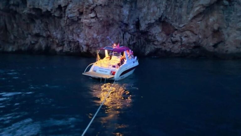 Antalya’da arızalanan tekne falezlere sürüklendi Antalya’da arızalanan tekne falezlere sürüklendi