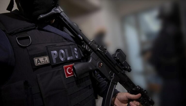 Antalya’da operasyon: 1 haftada 8 kişiye işlem yapıldı Antalya’da operasyon: 1 haftada 8 kişiye işlem yapıldı