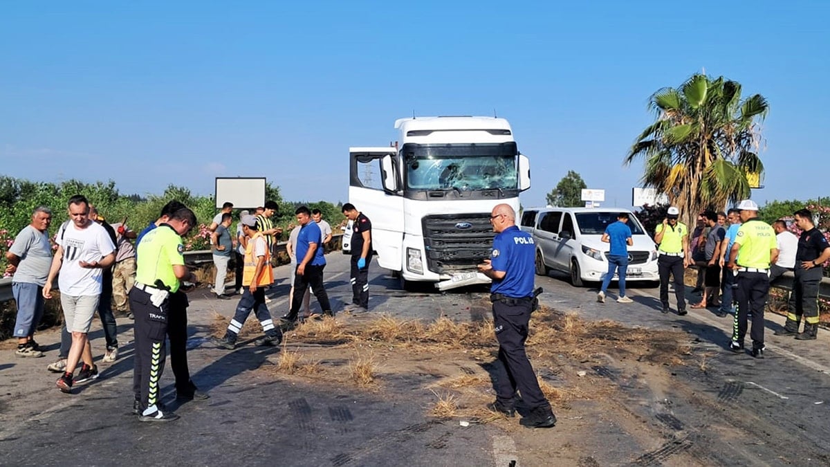 Antalya’da zincirleme kaza: Turistler, havalimanına gitmek için yardım istedi Antalya’da zincirleme kaza: Turistler, havalimanına gitmek için yardım istedi