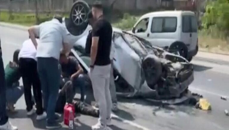 Arnavutköy’de otomobil takla attı Arnavutköy’de otomobil takla attı
