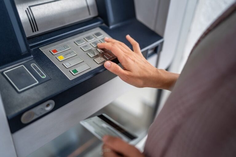 ATM kullanan herkesi ilgilendiriyor: Bu tuşa basmadan işleme başlamayın ATM kullanan herkesi ilgilendiriyor: Bu tuşa basmadan işleme başlamayın