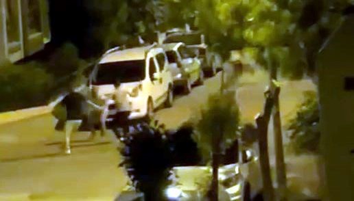 Avcılar’da 3 kişinin saldırdığı vatandaşı çevredekiler kurtardı Avcılar’da 3 kişinin saldırdığı vatandaşı çevredekiler kurtardı