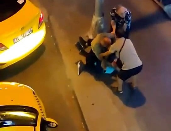Avcılar’da taksiciler arasında tekmeli yumruklu müşteri kavgası Avcılar’da taksiciler arasında tekmeli yumruklu müşteri kavgası