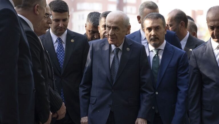 Bahçeli, Türkeş’in kabrinde Bahçeli, Türkeş’in kabrinde
