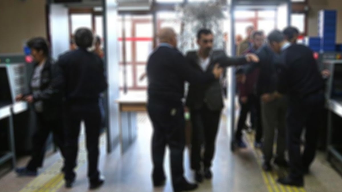 Bakanın ziyareti öncesi hareketli dakikalar: Tabancayla yakalandı Bakanın ziyareti öncesi hareketli dakikalar: Tabancayla yakalandı