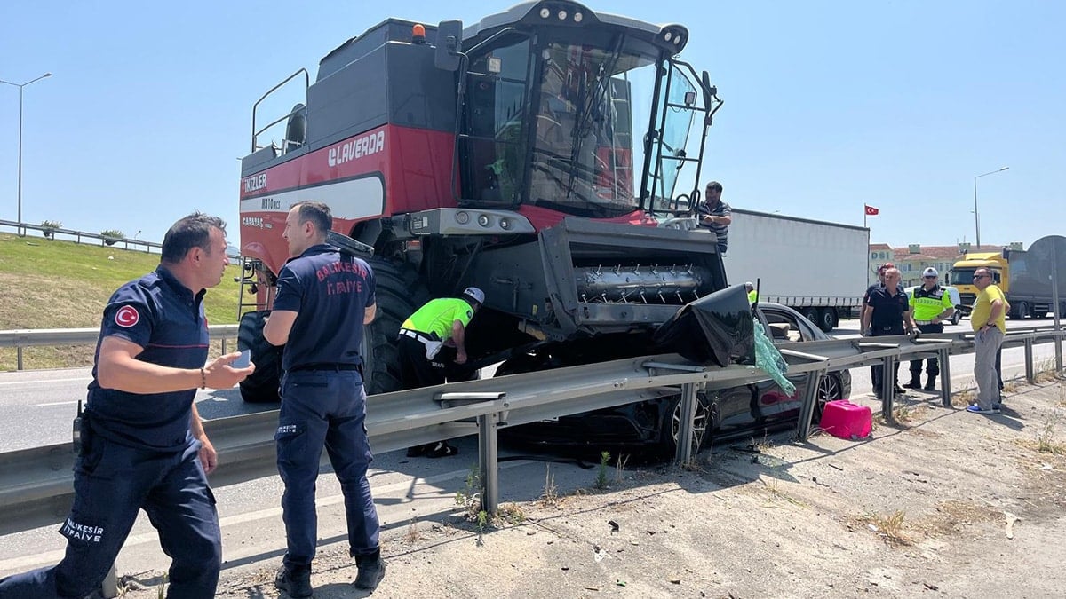 Balıkesir’de biçerdöverle otomobil çarpıştı: 2 kişi yaralandı Balıkesir’de biçerdöverle otomobil çarpıştı: 2 kişi yaralandı