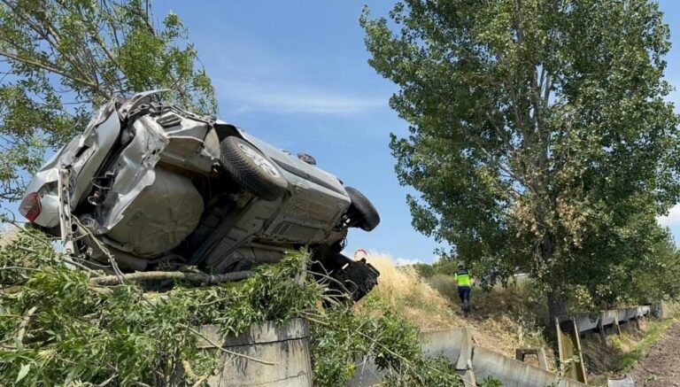 Balıkesir’de takla atan araç kanala uçtu Balıkesir’de takla atan araç kanala uçtu