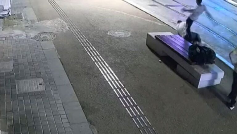 Bankta oturan kişiyi dövüp parasını gasbetti Bankta oturan kişiyi dövüp parasını gasbetti