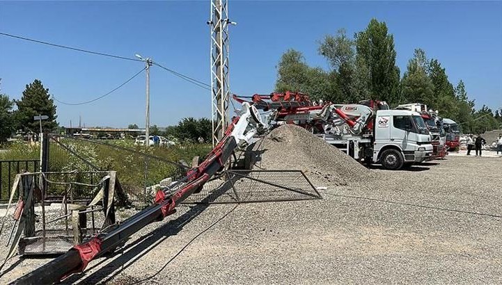 Bayrak asmak için çıktıkları vinç devrildi: 2 işçi yaralandı Bayrak asmak için çıktıkları vinç devrildi: 2 işçi yaralandı