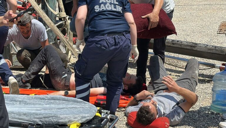 Bayrak asmak için çıktıkları vinç devrildi, 2 işçi yaralı Bayrak asmak için çıktıkları vinç devrildi, 2 işçi yaralı