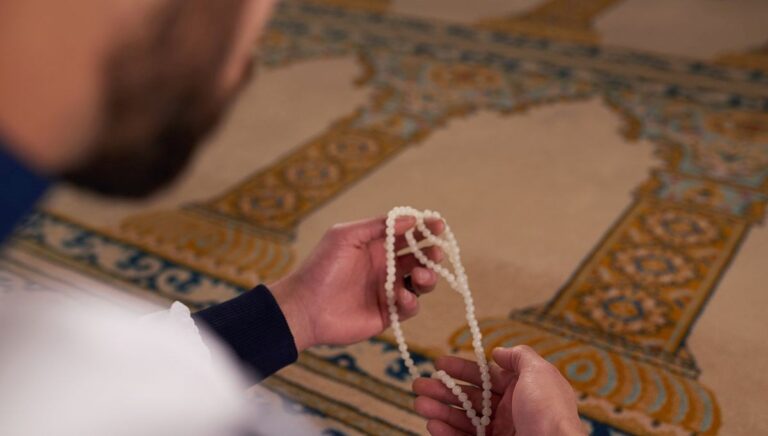 Bayram namazı farz mı, kimler kılabilir? Bayram namazı farz mı, kimler kılabilir?