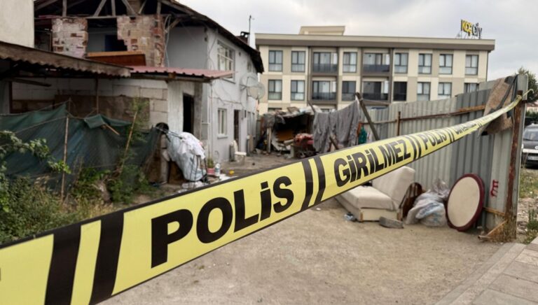Bayram ziyareti kanlı bitti: Çocuklarının evinde eski eşini öldürdü Bayram ziyareti kanlı bitti: Çocuklarının evinde eski eşini öldürdü