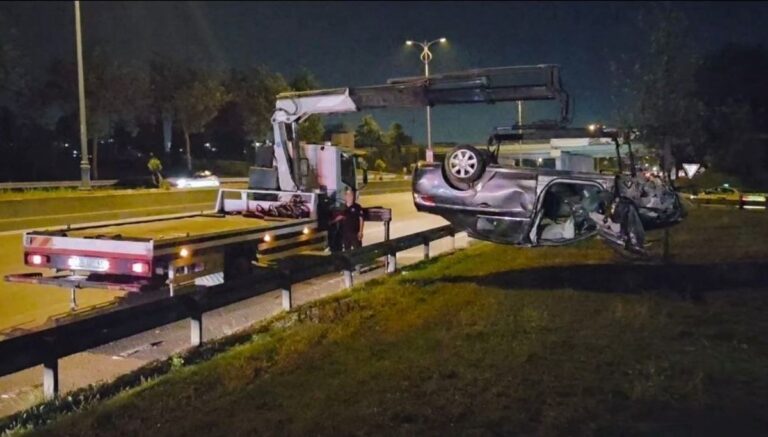 Bayrampaşa’da bariyerlere çarpan otomobil takla attı: 1 ölü, 3 yaralı Bayrampaşa’da bariyerlere çarpan otomobil takla attı: 1 ölü, 3 yaralı